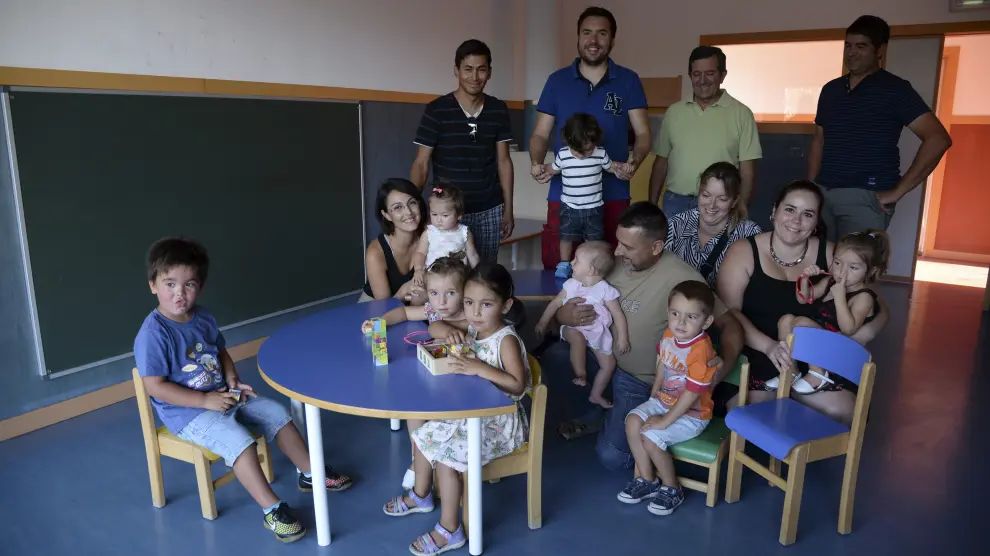 Padres con sus hijos escolarizados en el aula de Nueno. En el centro, el alcalde del municipio.