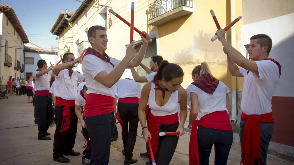 Numerosas personas participaron en el dance del paloteao, que se repetirá el próximo jueves.