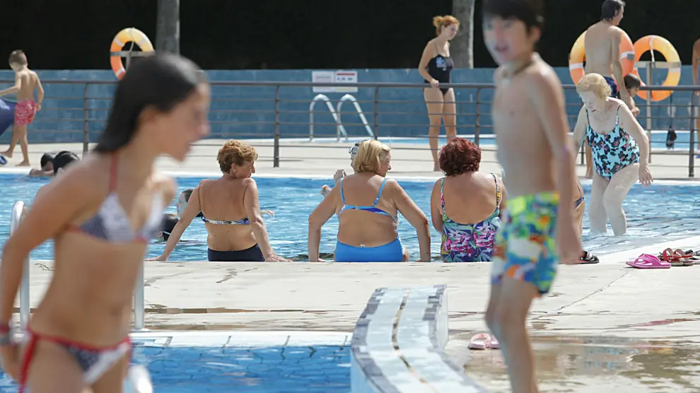 Los bañistas disfrutan del último día de piscina de la temporada en Zaragoza