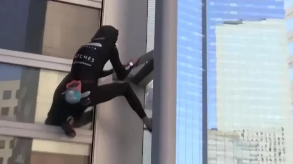 'Spiderman francés' escala un rascacielos de París sin protección