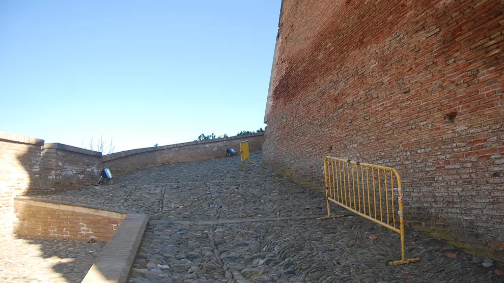La rampa de acceso, con vallas de obra para proteger a los visitantes de la caída de cascotes.