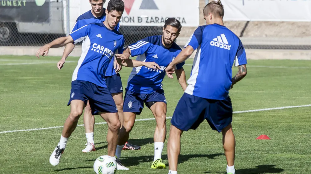 Edu García, Javi Ros y Wilk durante el entrenamiento que llevó a cabo ayer el Real Zaragoza en la Ciudad Deportiva.