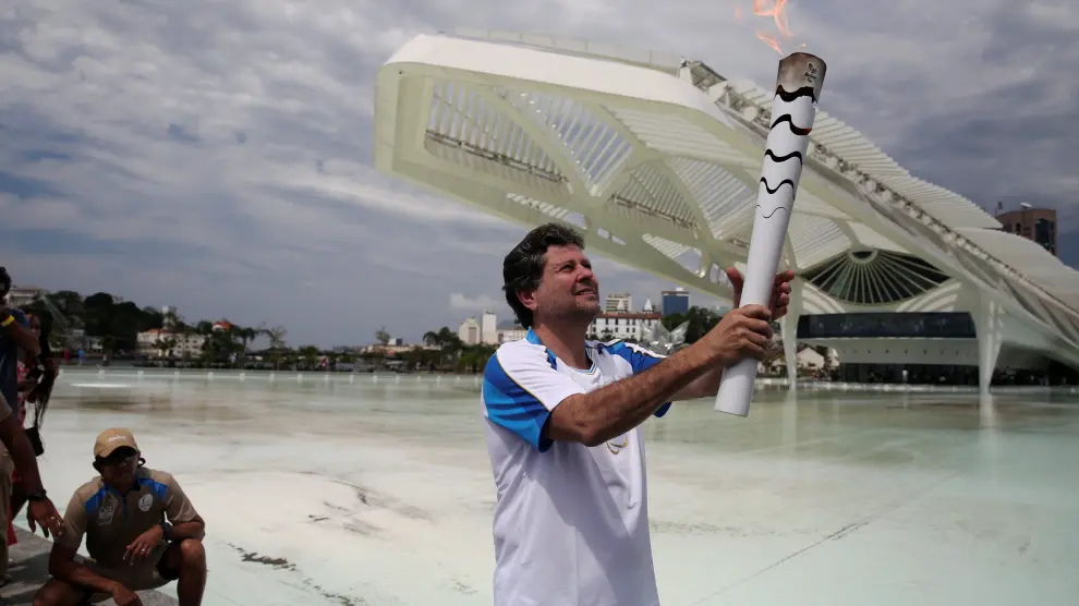 Ricardo Piquet sostiene la llama paraolímpica en Río de Janeiro