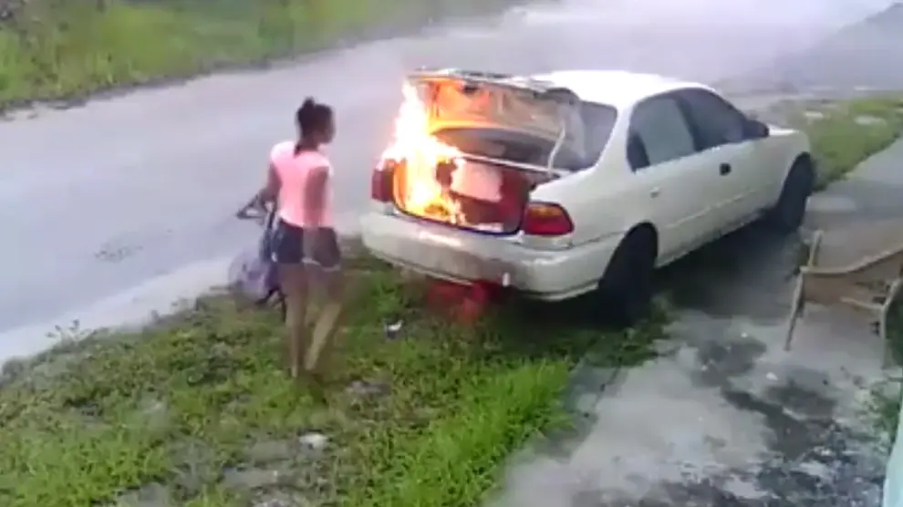 Le prende fuego al coche de su ex, pero se confunde de vehículo