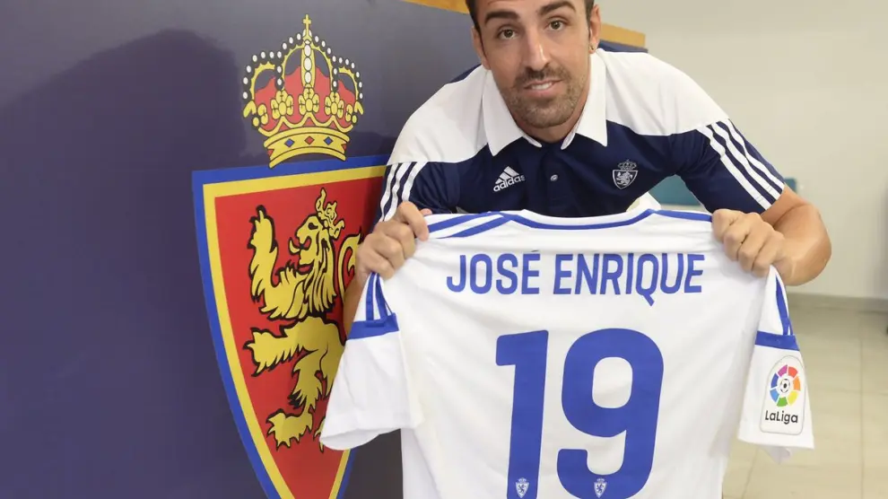 José Enrique posa con su nueva camiseta.