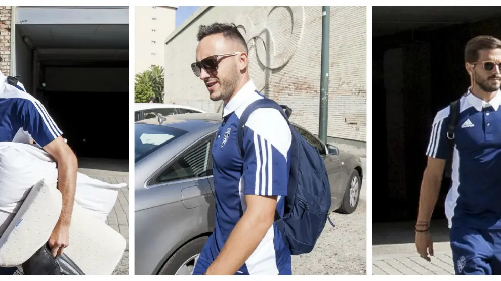 Zapater, con su colchoneta y su almohada; Xumetra y Javi Ros, con sus gafas, momentos antes de partir en el autobús del Real Zaragoza hacia Valencia en la tarde de este viernes.