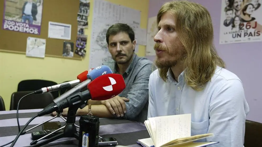 El secretario autonómico de Podemos en Castilla y León, Pablo Fernández (d), acompañado por el responsable del partido en Soria, Jorge Ramiro (i), durante un encuentro con los medios de Soria.