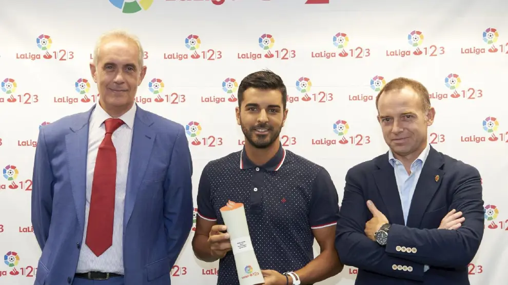 Ángel, con su trofeo, junto al presidente del Real Zaragoza, Christian Lapetra, y el director territorial en Aragón del Banco Santander, Luis Sentis Imbroda.