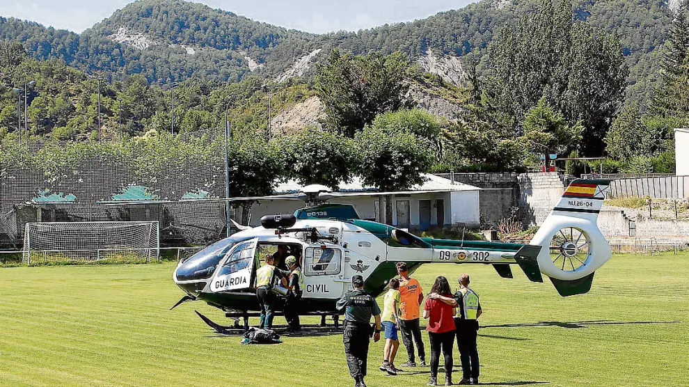 Algunos menores del grupo fueron evacuados en helicóptero hasta el polideportivo de Aínsa.