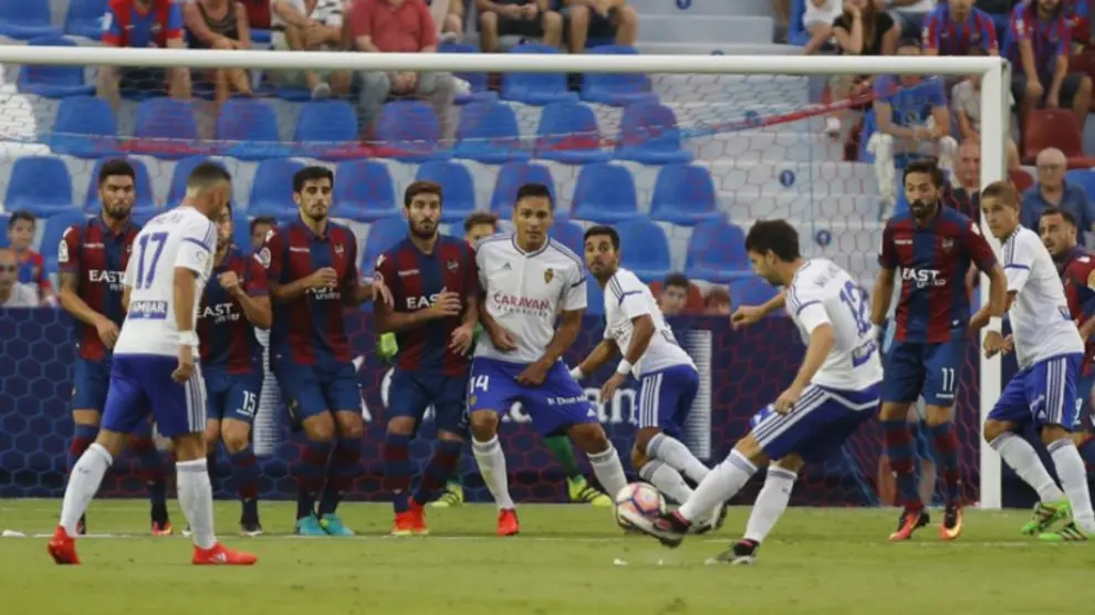 Lanzarote, en el momento preciso de golpear la pelota en la falta que, en el minuto 10, supuso el 1-1 y el primero de sus dos goles de golpe franco en el Levante-Real Zaragoza del pasado sábado.