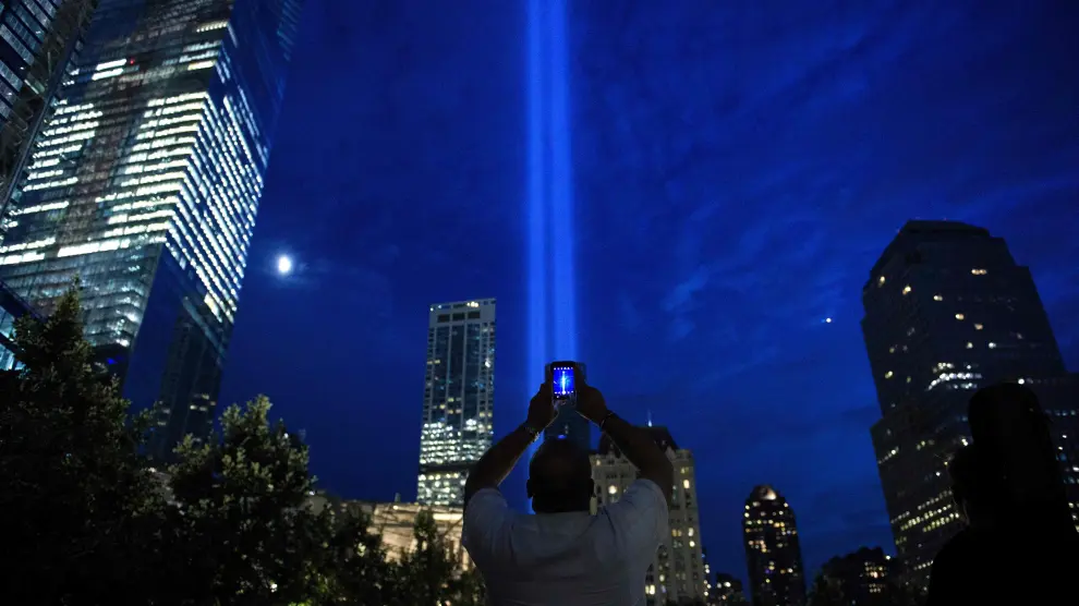 Un hombre fotografía la zona cero de Nueva York, cuando se cumplen 15 años del 11-S.
