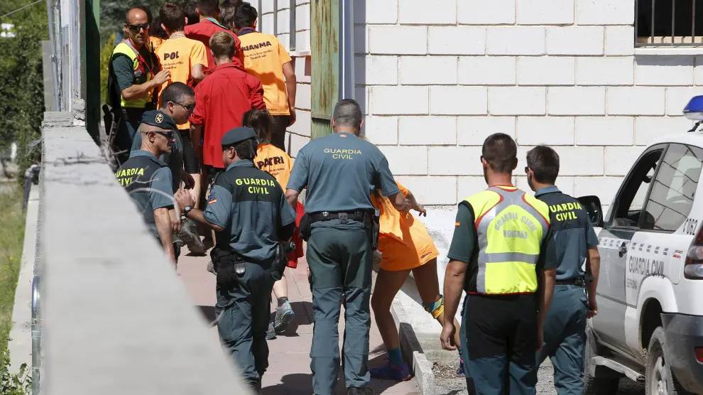 La Guardia Civil, evacuando al grupo hacia el polideportivo de Aínsa.