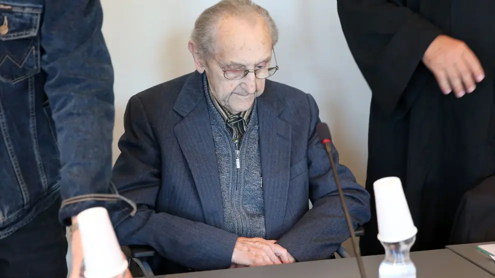 Hubert Zafke, de 95 años, compadece acusado por complicidad en la muerte de más de 3000 personas en Auschwitz