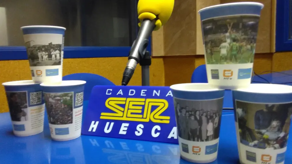 Algunos de los vasos de la colección de Eboca sobre Radio Huesca.