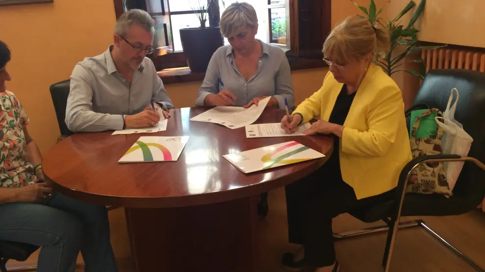 Representantes de las tres entidades, en la firma del convenio.