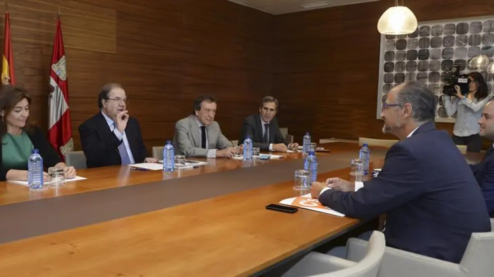 El presidente de Castilla y León, Juan Vicente Herrera (2i), y el portavoz parlamentario de Ciudadanos (C's), Luis Fuentes (2d), evalúan los acuerdos de investidura y gobernabilidad suscritos