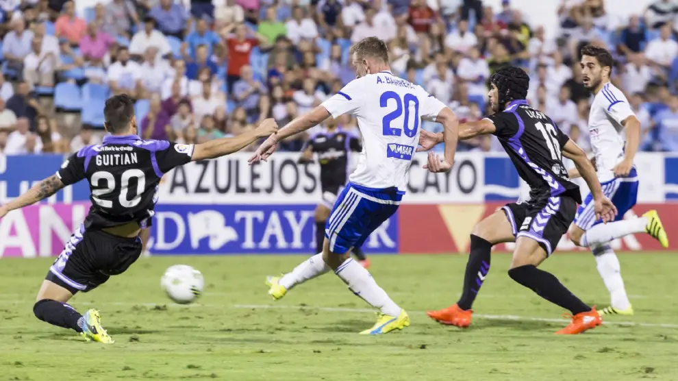 Barrera y Ros, en una acción de ataque conjunta de ambos en el partido de Copa ante el Valladolid. Barrera remató sobre el pie de Guitián dentro del área tras un pase de Ros.