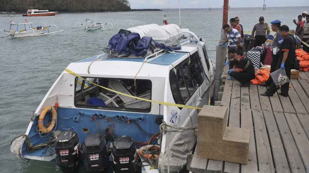 La policía de Indonesia investiga el barco siniestrado cerca de Bali.