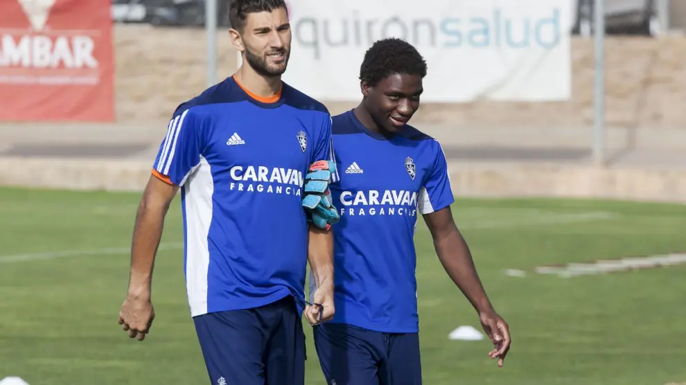 Dongou, junto al portero Ratón, en la mañana de este jueves al inicio del entrenamiento del Real Zaragoza.