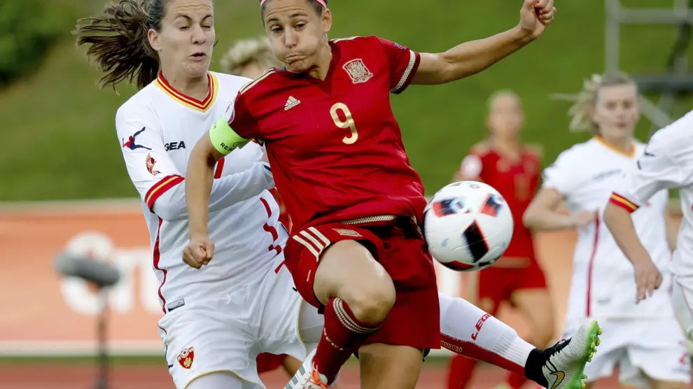 El equipo de fútbol femenino contra Montenegro