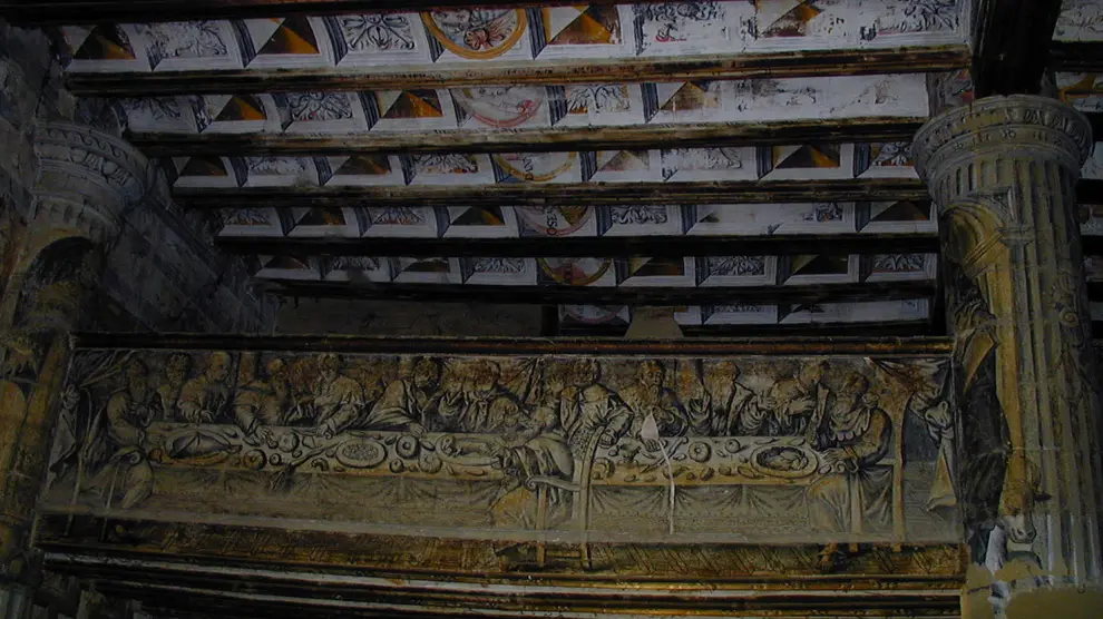 Pinturas murales renacentistas en el interior de la iglesia.