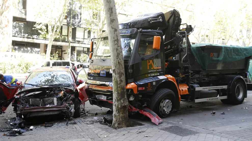 Un camión sin conductor hiere a una mujer y arrolla a 6 vehículos en Madrid