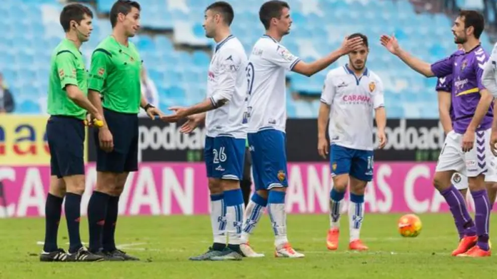 Diego Rico pide explicaciones a Ais Reig en el partido del año pasado en La Romareda ante el Valladolid, en el que el árbitro alicantino se estrenó en Zaragoza.