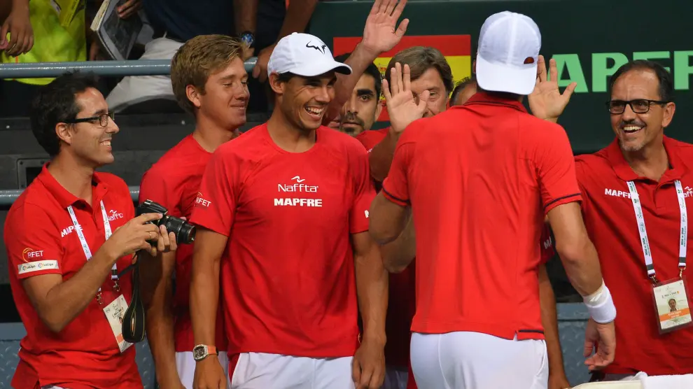 Los tenistas españoles felicitan a Feliciano tras su triunfo tras vencer al número dos indio