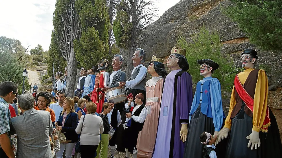 Los gigantes, plantados junto a la ermita del Calvario, presidieron la misa de campaña.