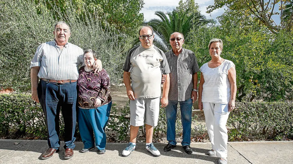 El presidente de Adislaf junto a su hermana Reyes, Marcos Ángel y su padre Marcos y Aurora, miembros de la fundación.