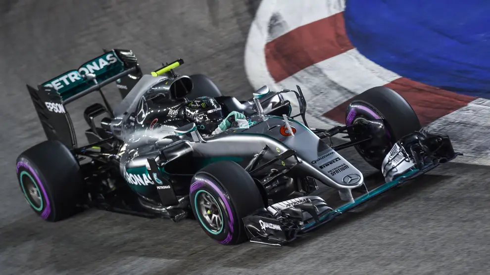 Rosberg firma la pole en Singapur; Sainz sexto y Alonso noveno