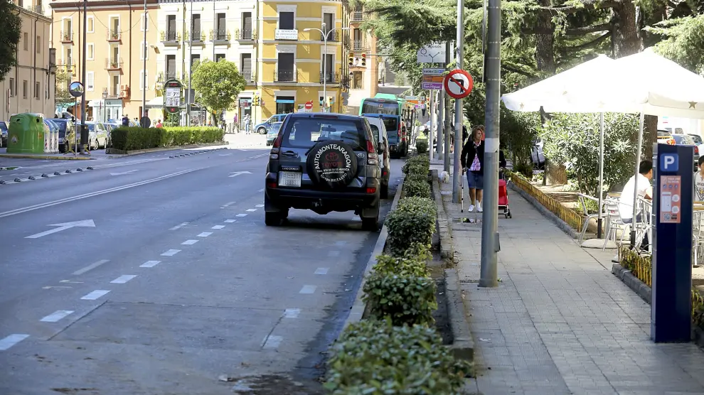 La zona azul en el interior de Ramón y Cajal se eliminará y habrá de nuevo tres carriles para el tráfico.