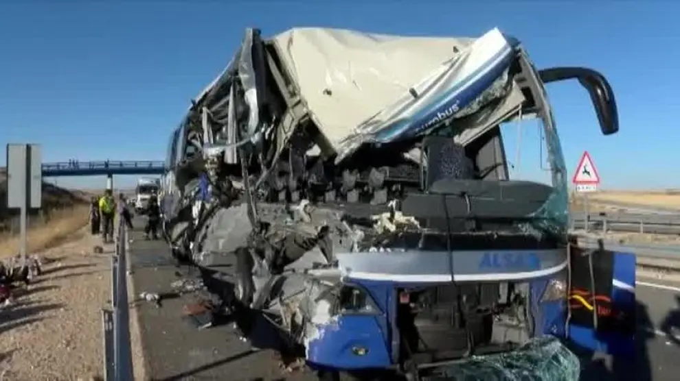 Fallece una persona en un accidente entre un autobús y un camión en Soria