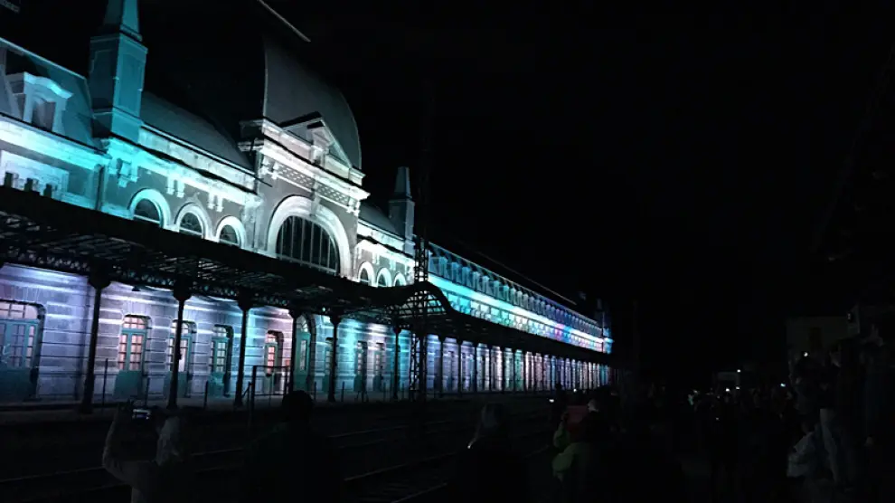 La fechada del Estación de Canfranc, iluminada durante el espectáculo.