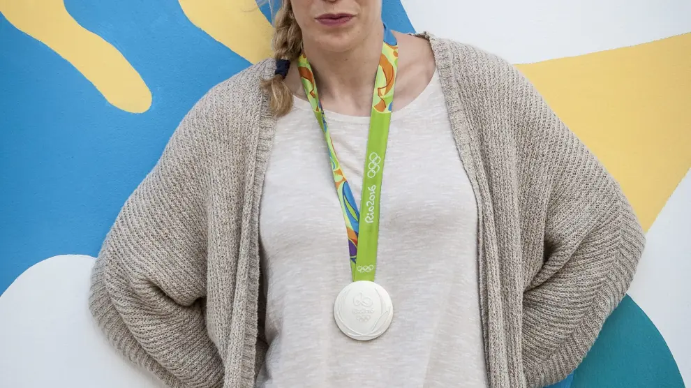 Luci Pascua posa con su medalla de plata en Zaragoza.
