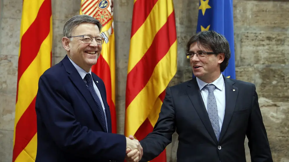El presidente de la Generalitat de Cataluña, Carles Puigdemont, junto a su homólogo valenciano, Ximo Puig, en la cumbre económica celebrada para conformar "un frente común" a favor del Corredor Mediterráneo.