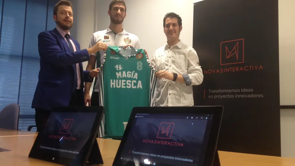 Antonio Orús, presidente del CB Peñas, Jure Gunjina, jugador del CB Peñas, y Jorge Gil, de la empresa Nova3Interactiva