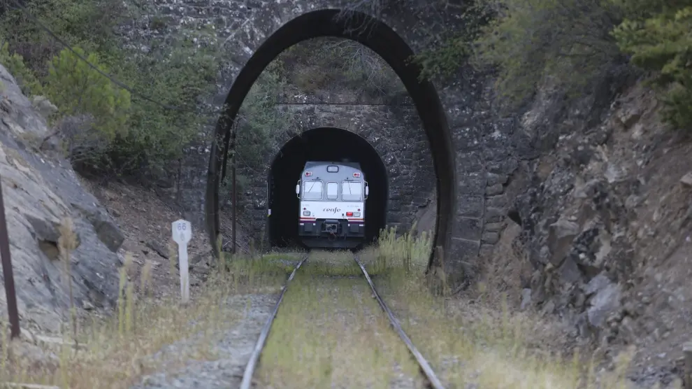 Paso del tren, ayer por la parte, por el túnel que se va a mejorar, limitado a 20 km/h.