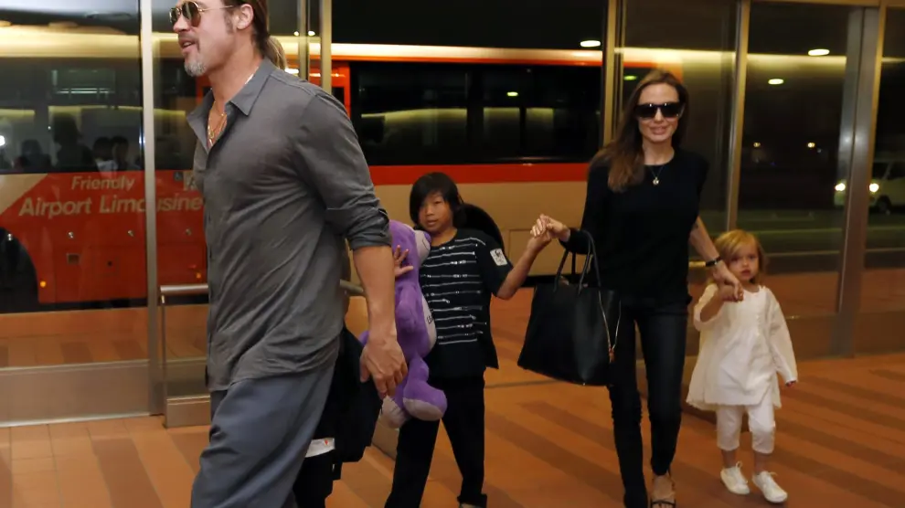Brad Pitt y Angelina Jolie junto a varios de sus hijos.