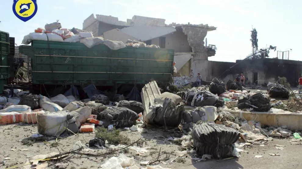 Imágenes del ataque a un convoy humanitario en la población de Auram al Kubra, en el oeste de Alepo.