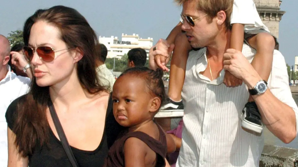Brad Pitt y Angelina Jolie junto a dos de sus hijos.