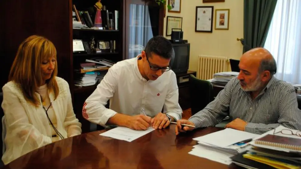 El Ayuntamiento de Calatayud y Ayuda para el Desarrollo han firmado un convenio de colaboración.