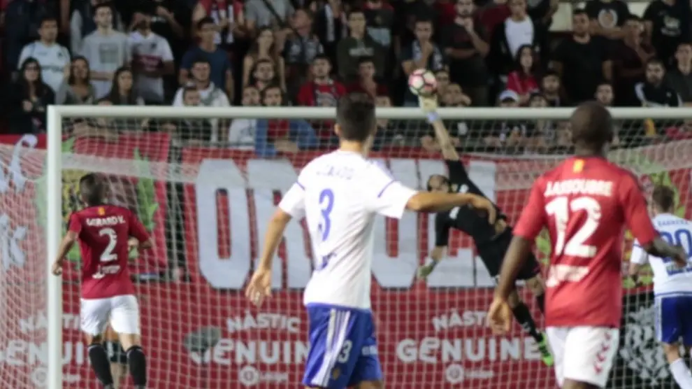 Momento en el que el portero Saja, en el minuto 64, evita con las yemas de los dedos el gol de Lanzarote en un chut en parábola desde el lateral del área.