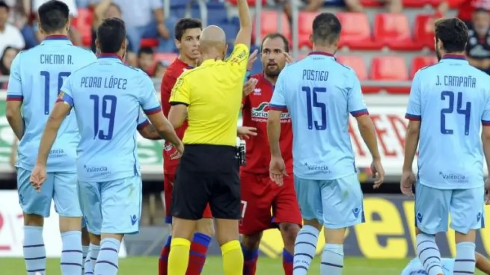 Momento en el que el árbitro asturiano González Fuertes expulsa al numantino Medina en la 1ª jornada ante el Levante en Los Pajaritos.