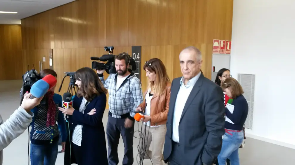 Alonso, rodeado de periodistas a la entrada al juzgado