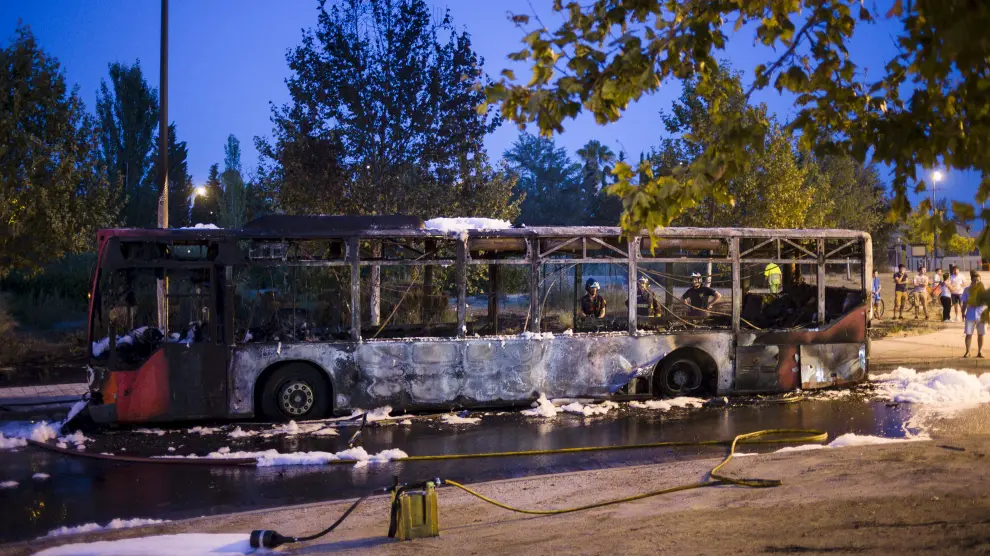 Estado en el que quedó un autobús calcinado en Rosales del Canal el pasado 2 de septiembre.