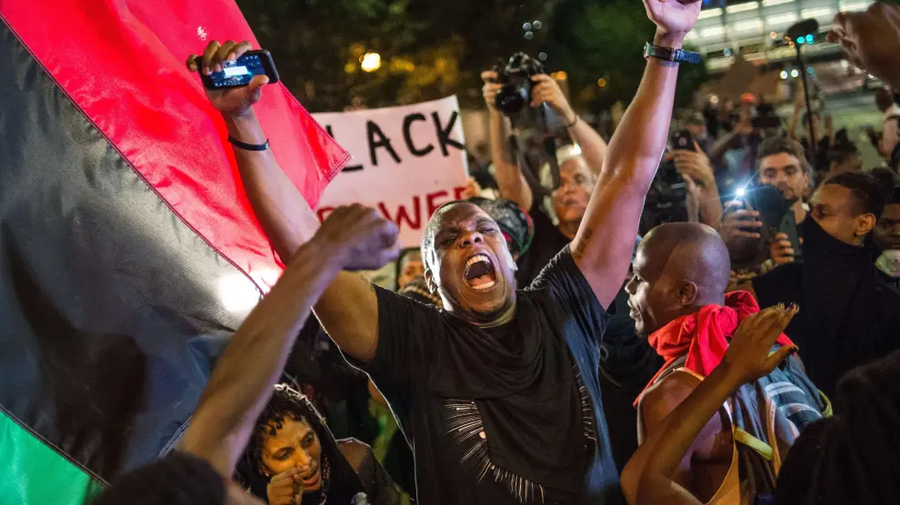 Tercera noche de protestas en Charlotte por la muerte de un afroamericano a manos de la policía