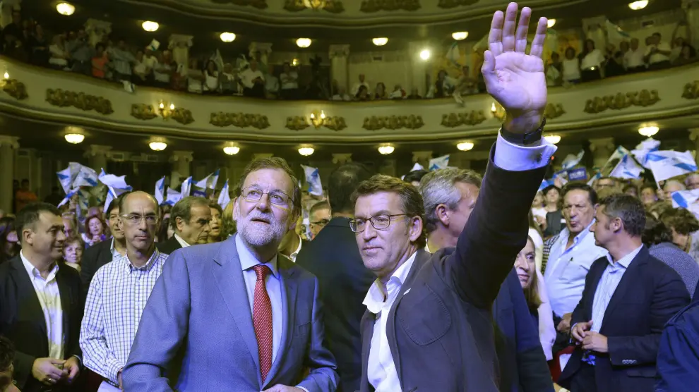 El presidente de la Xunta y candidato a la reelección, Alberto Nuñez Feijóo (d), y el presidente del Gobieno en funciones, Mariano Rajoy (i).