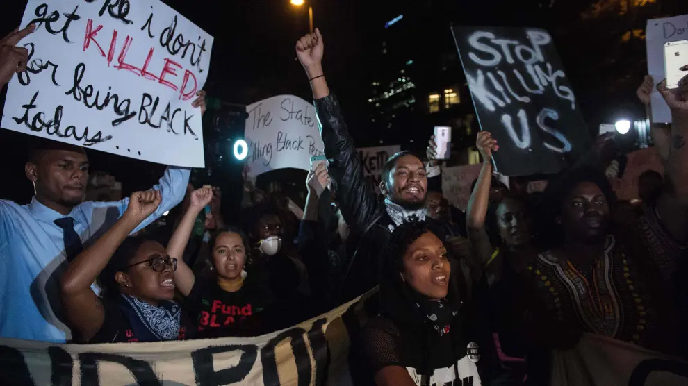 Tercera noche de protestas en Charlotte por la muerte de un afroamericano a manos de la policía.