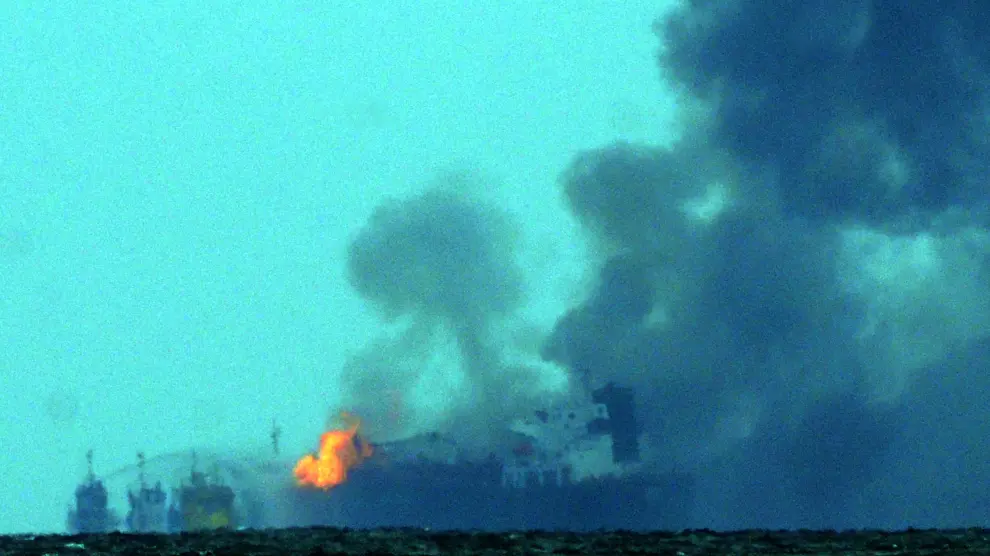Imagen lejana del buque incendiado.